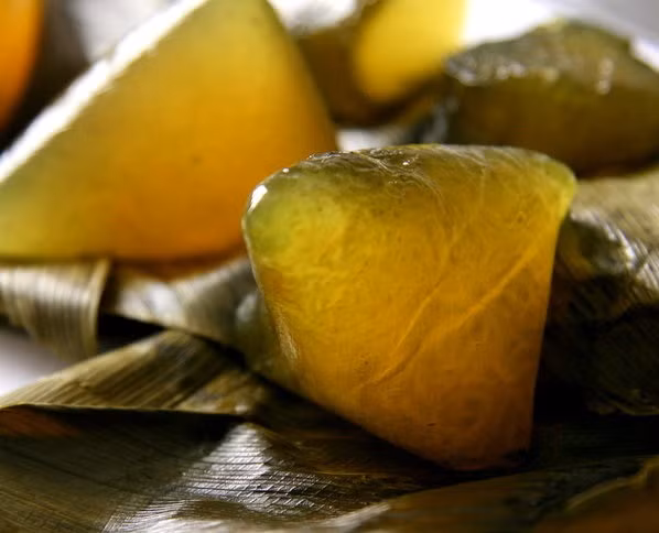 Bánh tro. Bánh tro là món ăn truyền thống trong dịp Tết Đoan Ngọ ở Nam Trung Bộ và Nam Bộ Việt Nam và một số nơi của Miền Bắc. Chiếc bánh nhỏ xíu, thuôn dài hoặc hình chóp tam giác (tùy nơi gói), bánh có cả 3 loại nhân ngọt hoặc mặn hoặc không nhân.