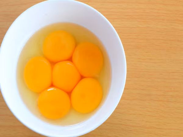 Sau khi vỏ trứng hòa tan hoàn toàn, dùng đũa đâm thủng màng trứng còn lại và gắp ra. Sau khi khuấy thật đều lòng trắng và lòng đỏ trứng, sẽ có trứng giấm nguyên chất, đặt trong tủ lạnh để bảo quản.
