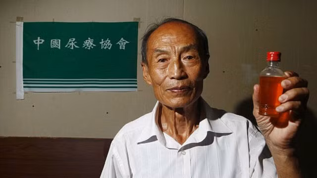 Ky la cu ong 23 nam uong nuoc tieu chinh minh