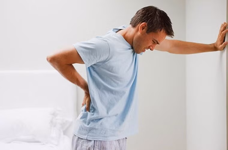 Chứng viêm cột sống dính khớp cũng có thể gây ra triệu chứng chóng mặt, kèm theo các triệu chứng đau ở vùng vai và cổ. Bạn có thể cảm thấy khó chịu do buồn nôn và ói mửa. Bạn nên hỏi ý kiến bác sĩ để áp dụng vật lý trị liệu cho chứng bệnh này.