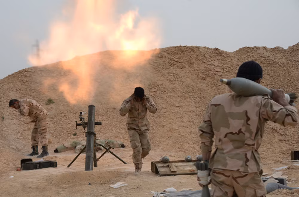 Theo Al-Masdar News, IS mất nhiều xe quân sự, vũ khí và chiến binh. Trong ảnh, binh sĩ Syria trong lần bắn súng cối vào IS trong đợt giao tranh với IS ở Palmyra.