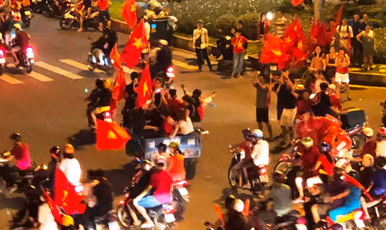 Dòng người xe rợp cờ đỏ sao vàng, với đủ loại âm thanh...ùn ùn đổ về các tuyến đường trung tâm TP HCM mừng Việt Nam vô địch Aff cup 2018