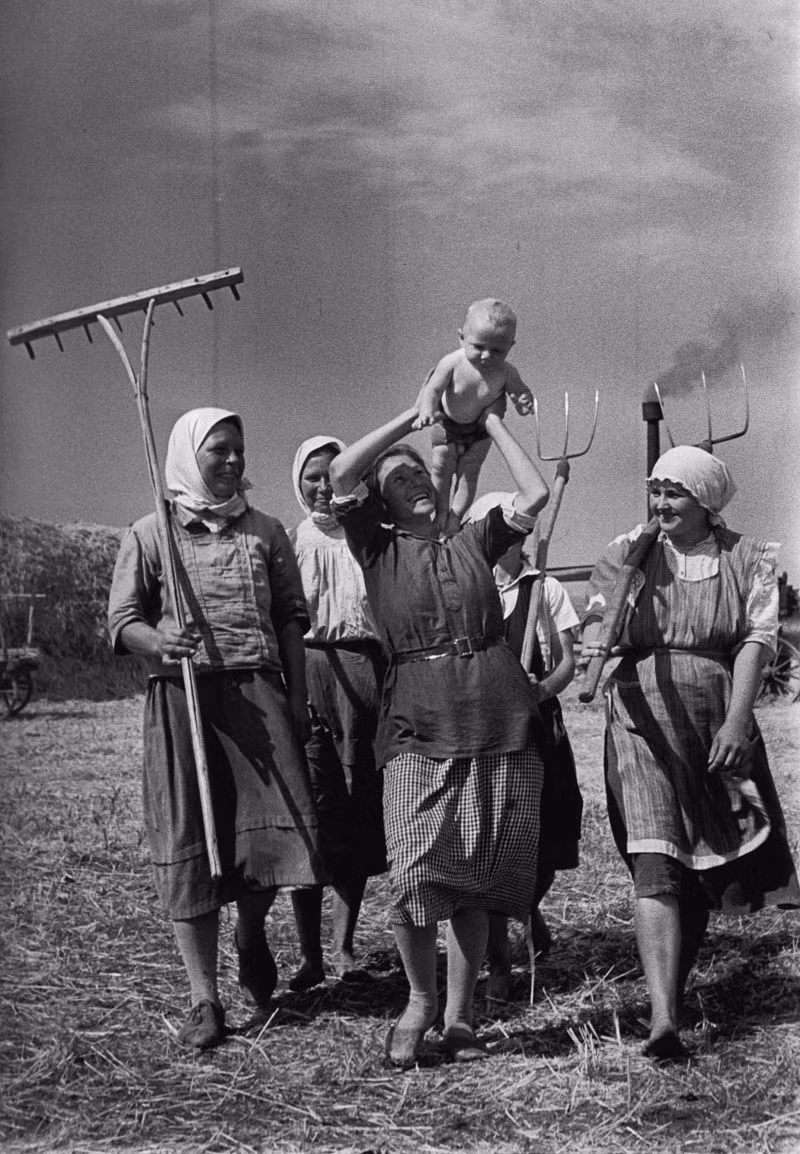 Trẻ em - niềm hi vọng của đất nước, 1935. Ảnh: Mark Markov-Grinberg.