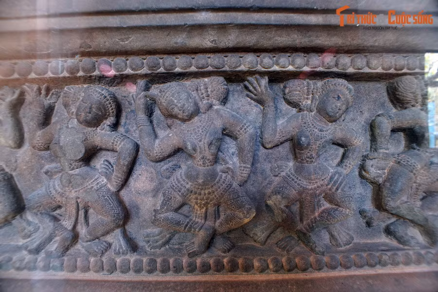 Các vũ nữ Apsara nhảy múa trên đài thờ Trà Kiệu, hiện vật có niên đại từ thế kỷ 7-8, đã được công nhận là Bảo vật quốc gia.
