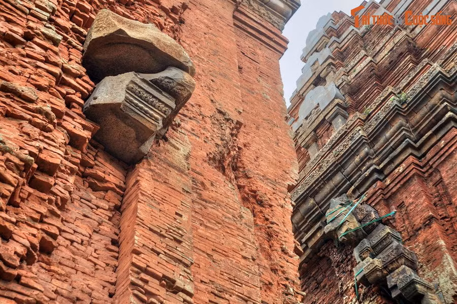 Thêm vào đó, bã thực vật trong những viên gạch Chăm cũng khá nhiều. Thành phần này khiến cho các mảnh vỡ của gạch không bị mục rã. Ảnh: Tháp Dương Long ở Tây Sơn, Bình Định.