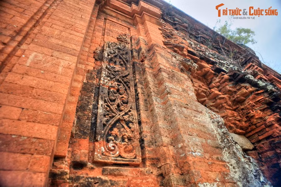 Ngoài ra, gạch Chăm và cả tháp Chăm đều rất nhanh khô sau những cơn mưa dầm. Điều này không xảy ra đối với gạch xây dựng thông thường. Ảnh: Tháp Bánh Ít ở Tuy Phước, Bình Định.