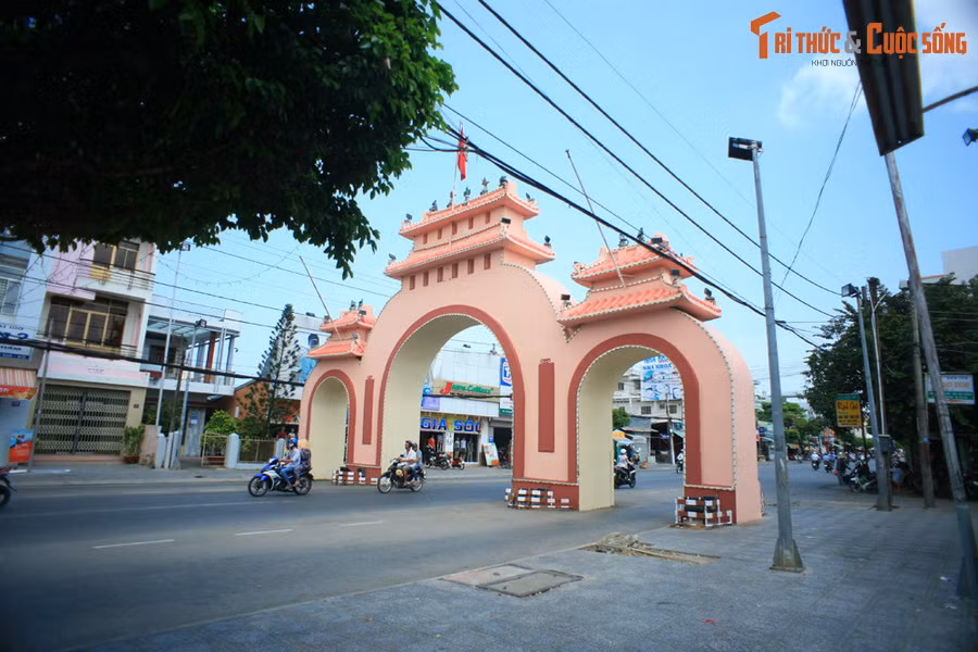 1. Nằm trên đường Nguyễn Trung Trực - trục đường chính của thành phố Rạch Giá, tỉnh Kiên Giang, cổng tam quan Rạch Giá được xây dựng vào năm 1955, là công trình kiến trúc gắn liền với đời sống tinh thần người dân địa phương.