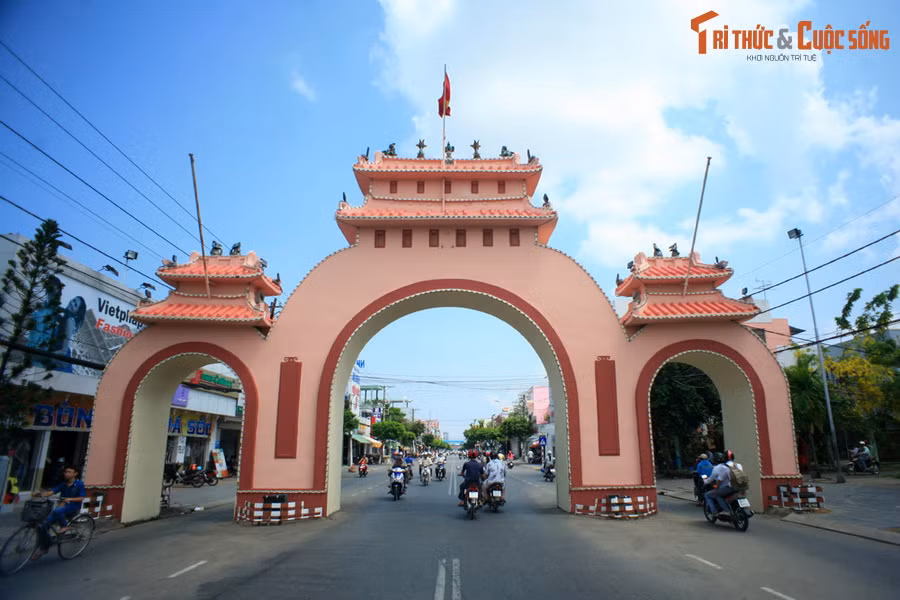 Cánh cổng được thiết kế với ba ô cửa hình vòng cung mềm mại, khác với các kiểu cổng tam quan thường thấy. Trên mỗi vòm cổng có hai tầng mái.