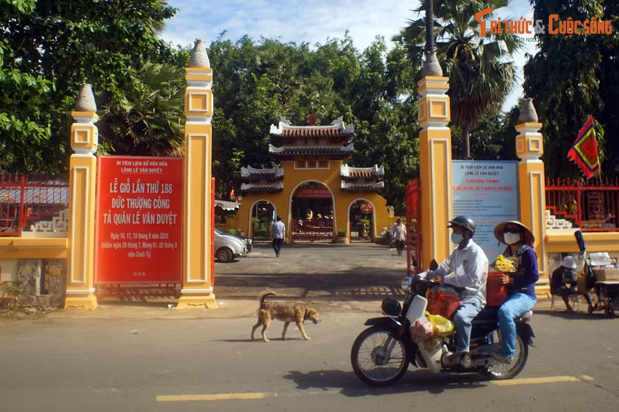 3. Tọa lạc tại phường 1, quận Bình Thạnh, TP HCM, khu lăng mộ của Tả quân Lê Văn Duyệt (1764-1832) hay Lăng Ông Bà Chiểu, là khu lăng mộ bề thế bậc nhất Sài Gòn - Gia Định xưa. Công trình mang tính điểm nhấn của khu lăng mộ chính là cánh cổng tam quan bề thế.