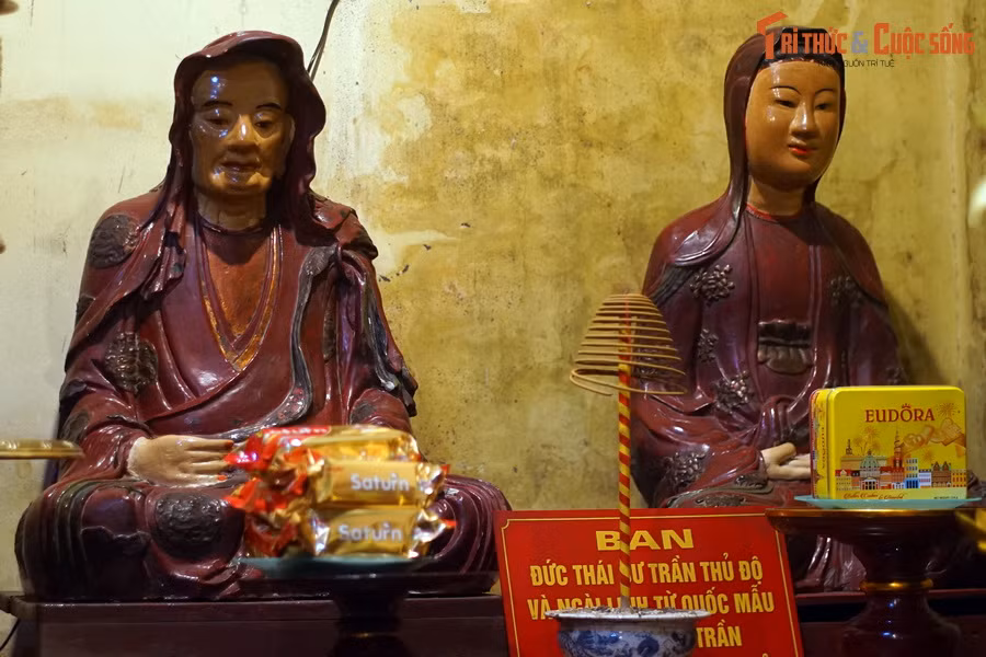 Hai pho tượng được tạo hình với tư thế tọa thiền trong trang phục giản dị. Nét mặt tượng Trần Thủ Độ trầm tư, đôi mắt khép hờ, như đang đắm mình trong cõi an định. Tượng Trần Thị Dung toát lên vẻ hiền từ, phúc hậu.