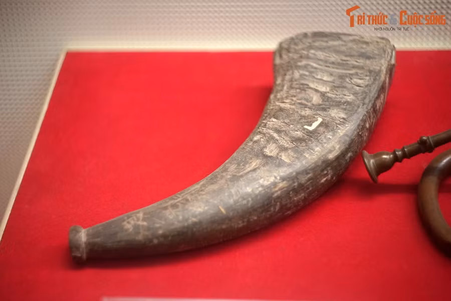 Tù và sừng trâu, anh Nguyễn Văn Khao, huyện Phục Hòa, tỉnh Cao Bằng tự chế để báo động cho nhân dân chuẩn bị đánh Nhật - Pháp ở địa phương, năm 1945.