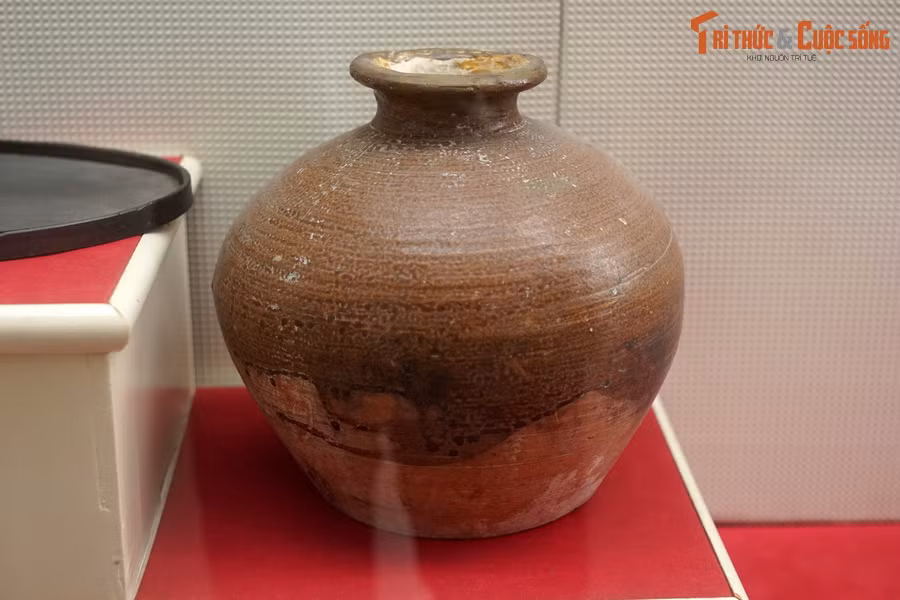 Hũ sành, ông Trần Quang Huyến, số nhà 47, phố Trần Nhân Tông, Hà Nội, dùng đựng tài liệu của Hội Việt Nam Thanh niên Cách mạng trong những năm 1928-1929.