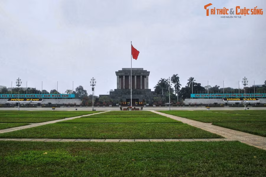 3. Nằm trên đường Hùng Vương, quận Ba Đình, Quảng trường Ba Đình hình thành vào cuối thế kỷ 19, là quảng trường lớn và nổi tiếng bậc nhất Việt Nam.