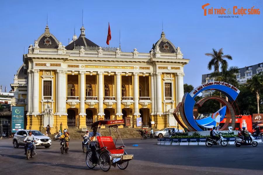 Ngược dòng lịch sử, cả đêm 18/8/1945, ở Hà Nội hầu như không ai ngủ. Các tầng lớp quần chúng nhân dân khẩn trương chuẩn bị cờ, băng rôn, biểu ngữ cho cuộc biểu tình lớn do Việt Minh tổ chức, dự kiến diễn ra ngày hôm sau.