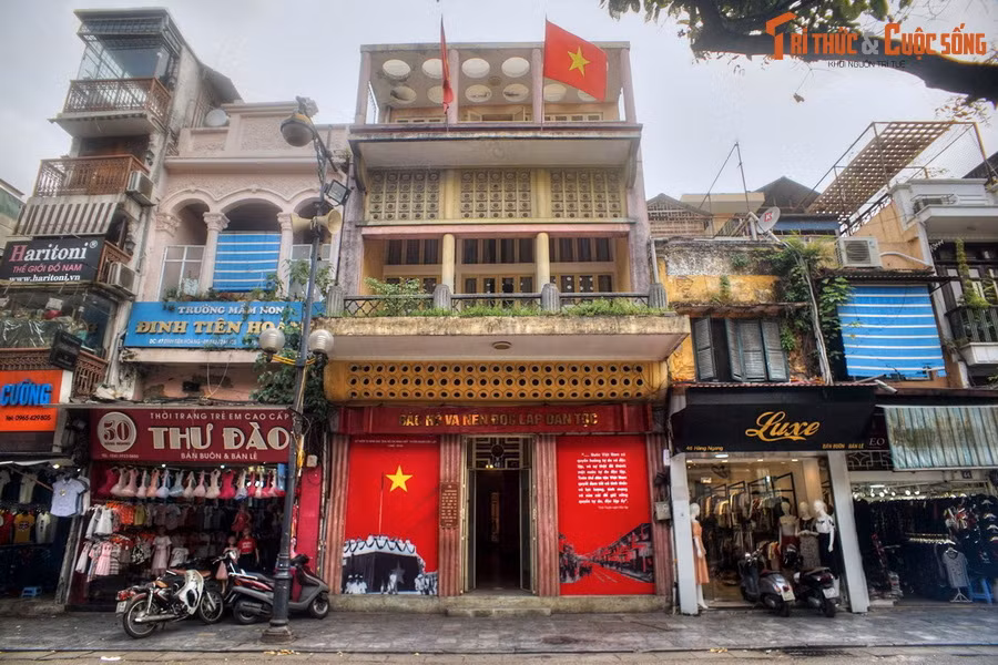 2. Nằm giữa khu phố buôn bán sầm uất bậc nhất phố cổ Hà Nội, nhà 48 Hàng Ngang (phường Hàng Đào, quận Hoàn Kiếm) nguyên là hiệu Phúc Lợi, một hãng buôn tơ lụa, vải vóc vào loại lớn nhất ở Hà Nội. Chủ nhân của ngôi nhà khi ấy là ông Trịnh Văn Bô và bà Hoàng Thị Minh Hồ.