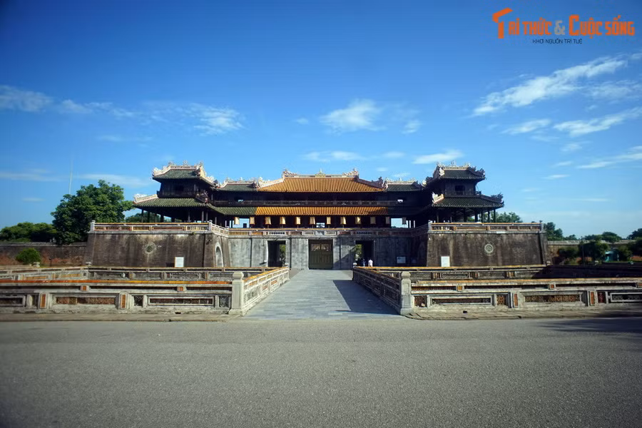 Vào ngày 30/8/1945, tại Ngọ Môn đã diễn ra buổi lễ thoái vị của vua Bảo Đại - vị vua cuối cùng của nhà Nguyễn. Đây là một nghi lễ mang tính biểu tượng, đánh dấu sự chấm dứt của chế độ phong kiến đã tồn tại hàng nghìn năm ở Việt Nam.