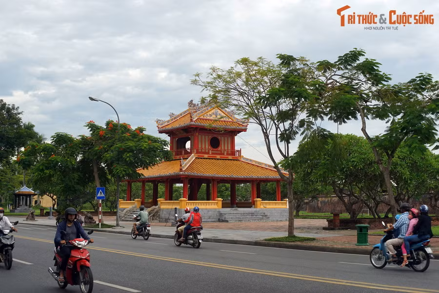 2. Nằm ở phía trước Kỳ đài của Kinh thành Huế, Phu Văn Lâu được xây dựng vào năm 1819, dưới thời vua Gia Long, để dùng làm nơi niêm yết những chỉ dụ quan trọng của nhà vua và triều đình, hoặc kết quả các kỳ thi do triều đình tổ chức.