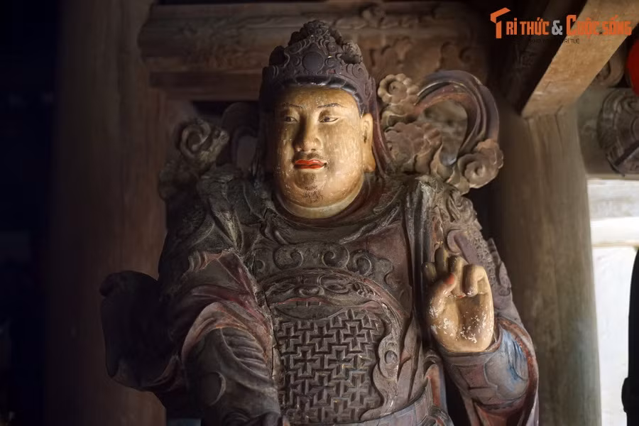 Phần lớn các tượng của chùa Tây Phương có niên đại vào cuối thế kỷ 18. Một số tượng khác được tạc vào giữa thế kỷ 19.