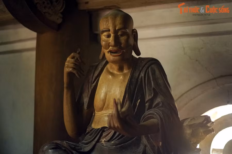 Bài thơ có những đoạn lột tả rất chân thực tư thế, thần thái của các bức tượng, như "Có vị mắt giương, mày nhíu xệch / Trán như nổi sóng biển luân hồi / Môi cong chua chát, tâm hồn héo / Gân vặn bàn tay mạch máu sôi...".