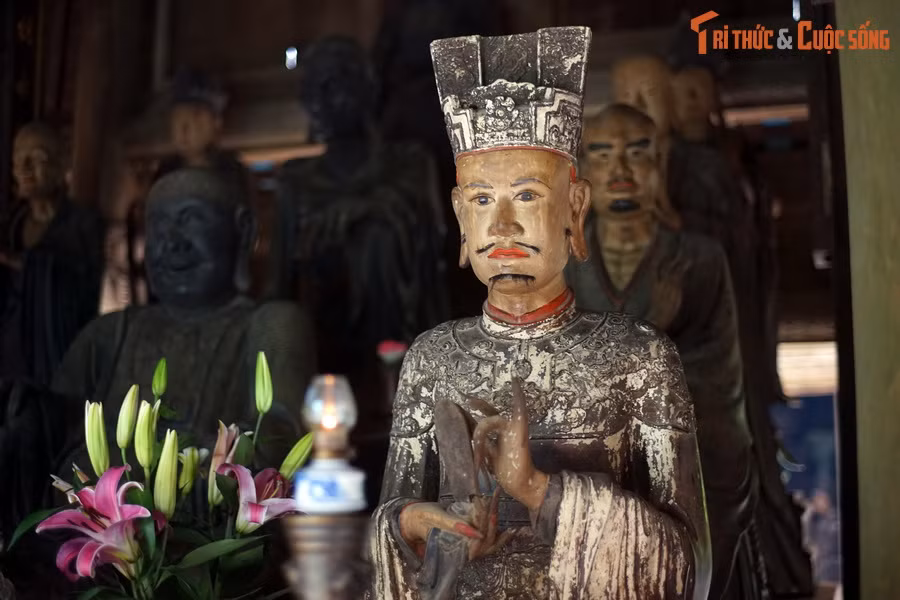 Tác giả của những tác phẩm điêu khắc tinh xảo này chính là các nghệ nhân làng mộc trong vùng Tổng Nủa, làng truyền thống Chàng Sơn – làng mộc nổi tiếng nhất xứ Đoài thời bấy giờ.