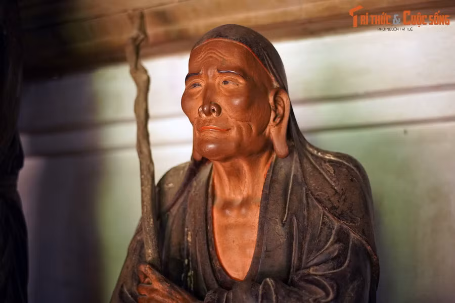 18 bức tượng được tạo hình với những dáng điệu, biểu cảm nét mặt vô cùng sinh động, như thể đây là những người sống, chỉ bất động do dòng thời gian ngừng trôi.