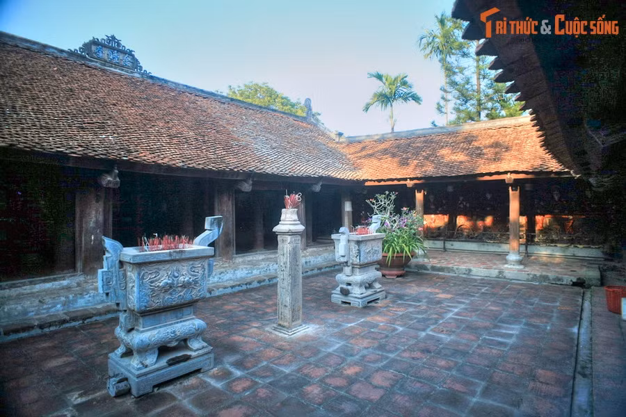 Thấy thế, sư cụ một ngôi chùa nhỏ trong thôn vội mời 10 người nam trung, nữ trinh đến nơi xảy ra sự việc. Họ lấy tay nhấc chuông lên một cách nhẹ nhàng. Thấy sự lạ, người trong vùng mới góp tiền của xây dựng lại chùa khang trang, rộng rãi hơn.