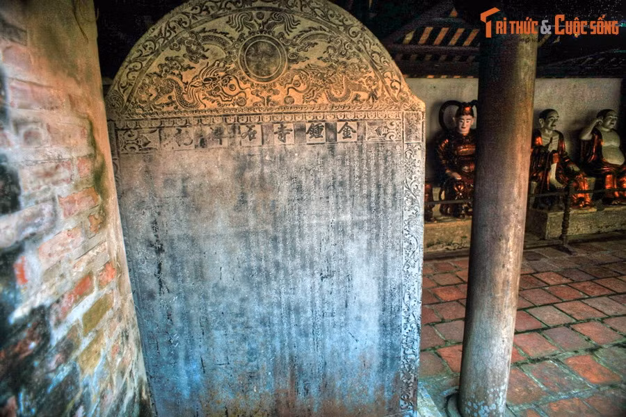 Người phương Bắc bèn sang đất Việt đóng giả làm cao tăng tìm đến chùa hòng lấy cắp chuông vàng. Biết dã tâm ấy, tăng ni trong chùa đành mang chuông giấu xuống một giếng nhỏ. Dần dần, những người giấu chuông đều viên tịch hết, hậu thế muốn tìm lại chuông nhưng không biết ở đâu.