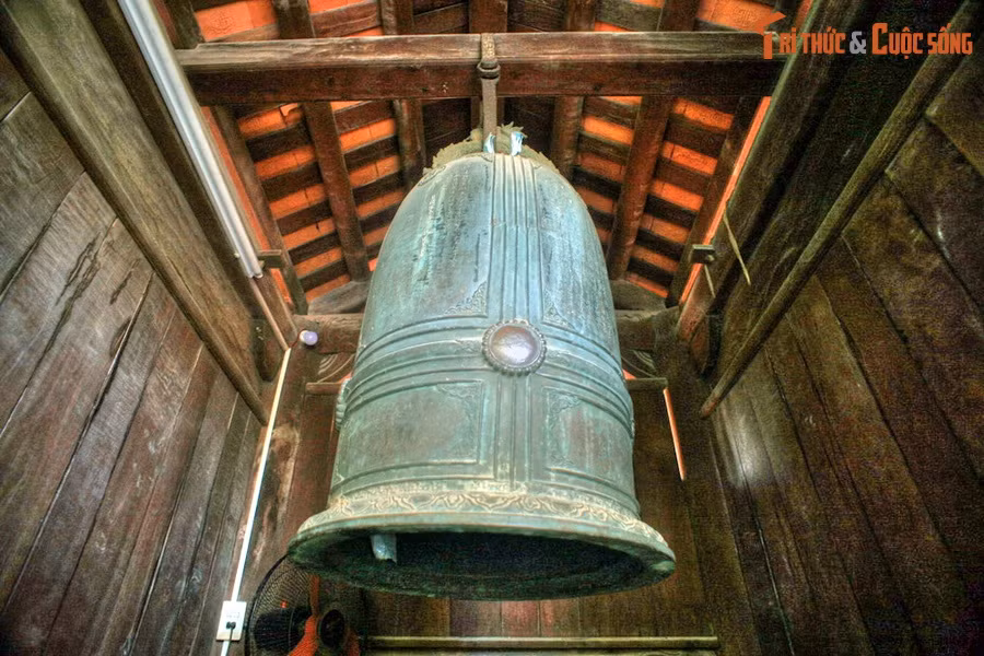 Tên gọi chùa Chuông khiến một số người nghĩ rằng chùa có nhiều chuông, nhưng thực tế ở đây chỉ có một quả chuông như nhiều ngôi chùa Việt khác. Quả chuông của chùa cao khoảng 1 mét, được đặt trên gác chuông liền kề với nhà thượng điện.