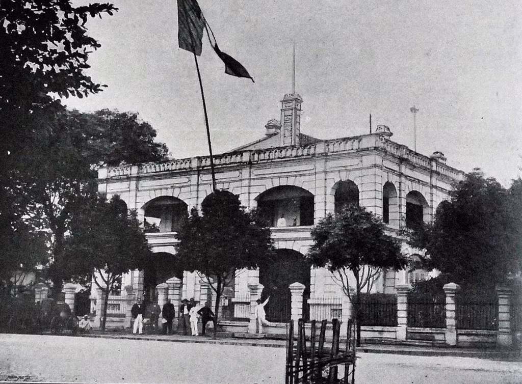 Tòa Thị chính Hà Nội, vị trí góc đường Đinh Tiên Hoàng – Lê Lai, bên bờ hồ Hoàn Kiếm ngày nay. Ảnh: Gallica.bnf.fr.