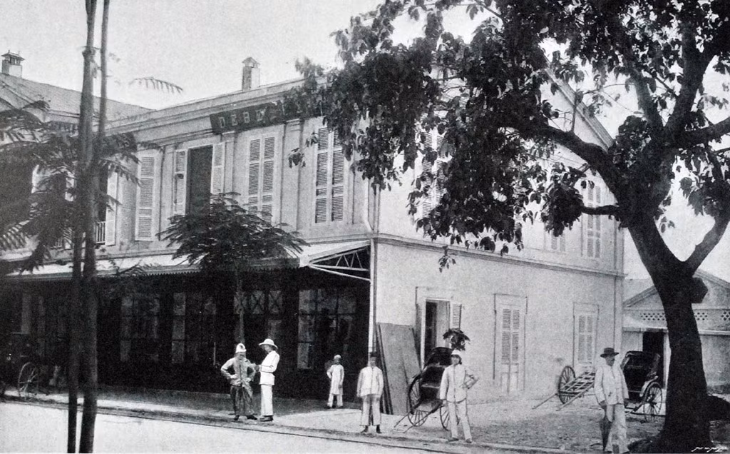 Cửa hàng của hai anh em Debeaux trên phố Paul Bert - nay là phố Tràng Tiền. Ảnh: Gallica.bnf.fr.