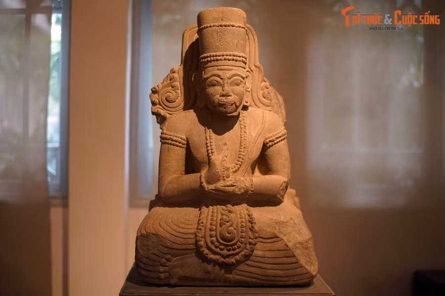 5. Tượng thần Siva bằng đá, niên đại thế kỷ 15, tìm thấy ở di chỉ Đại Hữu (Phù Cát, Bình Định), là hiện vật cho thấy bước khởi đầu của giai đoạn chuyển đổi trong nghệ thuật điêu khắc Chăm. Vào thời gian này, tạo hình các vị thần theo phong cách hiện thực dần nhường chỗ cho sự cách điệu.
