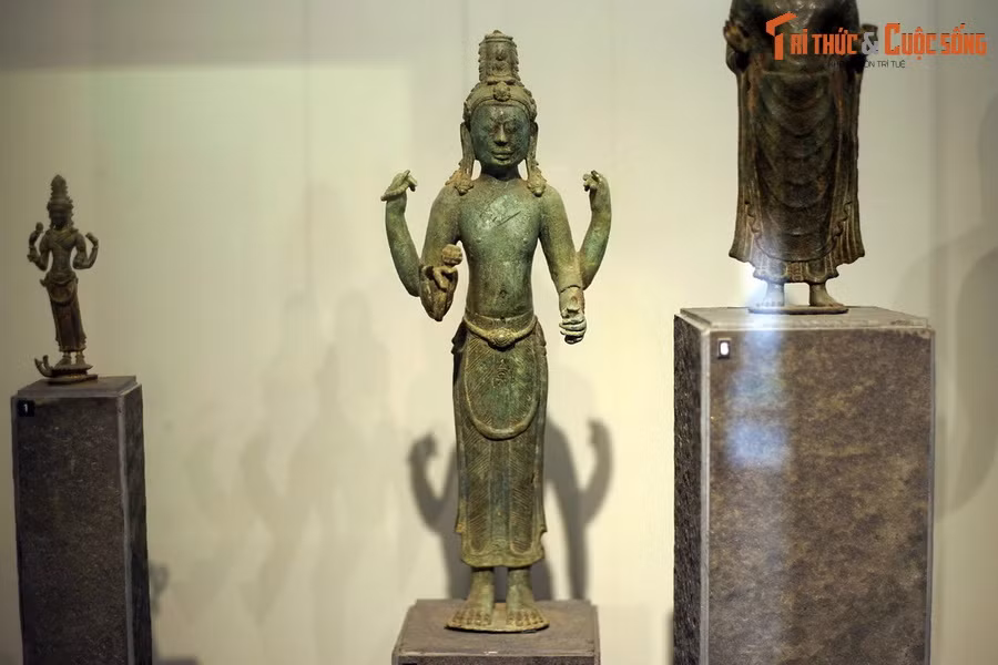 2. Được phát hiện tại thị xã Hoài Nhơn, tỉnh Bình Định, Bảo vật quốc gia Tượng Avalokitesvara Hoài Nhơn có niên đại vào khoảng thế kỷ 8-9. Tượng có chiều cao 64 cm, thể hiện Avalokitesvara (Bồ Tát Quán Thế Âm) trong tư thế đứng, búi cao có miện chạm hình Phật A Di Đà ngồi.