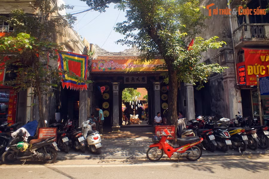5. Tọa lạc tại số 42 Hàng Bạc, đình Kim Ngân có từ đầu thời Hậu Lê, là nơi thờ Tổ bách nghệ Hiên Viên. Ngày nay đình có diện tích 575 m2, là ngôi đình rộng nhất phố cổ. Đình có kiến trúc cơ bản gồm: Nghi môn, sân, tiền tế, hậu cung kiến trúc theo kiểu chữ "công".