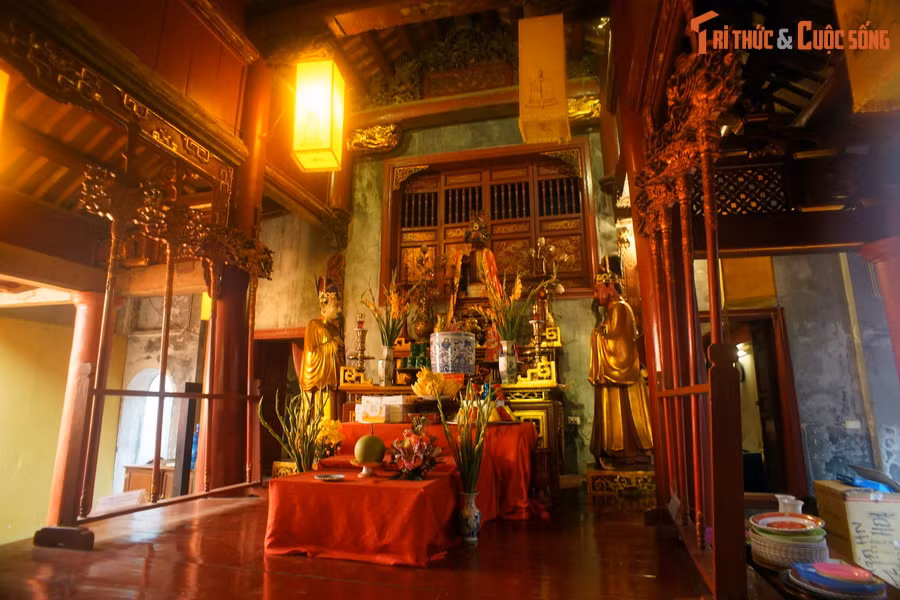 Những năm 2000 trở về trước, đình Kim Ngân từng bị xuống cấp trầm trọng và là nơi sinh sống của nhiều hộ gia đình. Từ năm 2009, chính quyền quận Hoàn Kiếm đã cho di dời các hộ dân và tôn tạo đình khang trang như ngày nay.