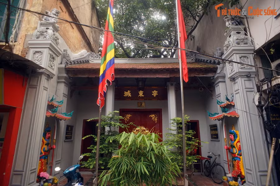 3. Nằm ở số 7 Hàng Vải, đình Đông Thành có tuổi đời trên 2 thế kỷ. Đầu những năm 2000, đình xuống cấp nghiêm trọng và bị nhiều hộ dân chiếm dụng. Năm 2011, thành phố Hà Nội đã tiến hành giải phóng mặt bằng để trùng tu tôn tạo và khôi phục các hạng mục của ngôi đình.