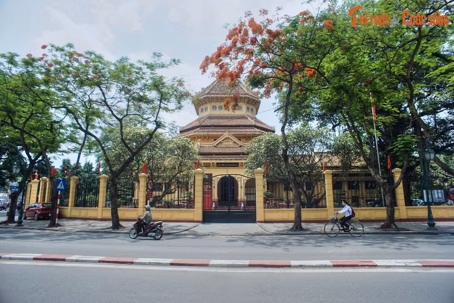1. Tọa lạc tại số 1 Tràng Tiền, Hà Nội, Bảo tàng Lịch sử Quốc gia Việt Nam có tiền thân là Bảo tàng Louis Finot của Viện Viễn Đông Bác cổ Pháp. Tòa nhà bảo tàng được xây từ năm 1926-1932, là một công trình tiêu biểu cho phong cách kiến trúc Đông Dương ở Việt Nam thời thuộc địa.