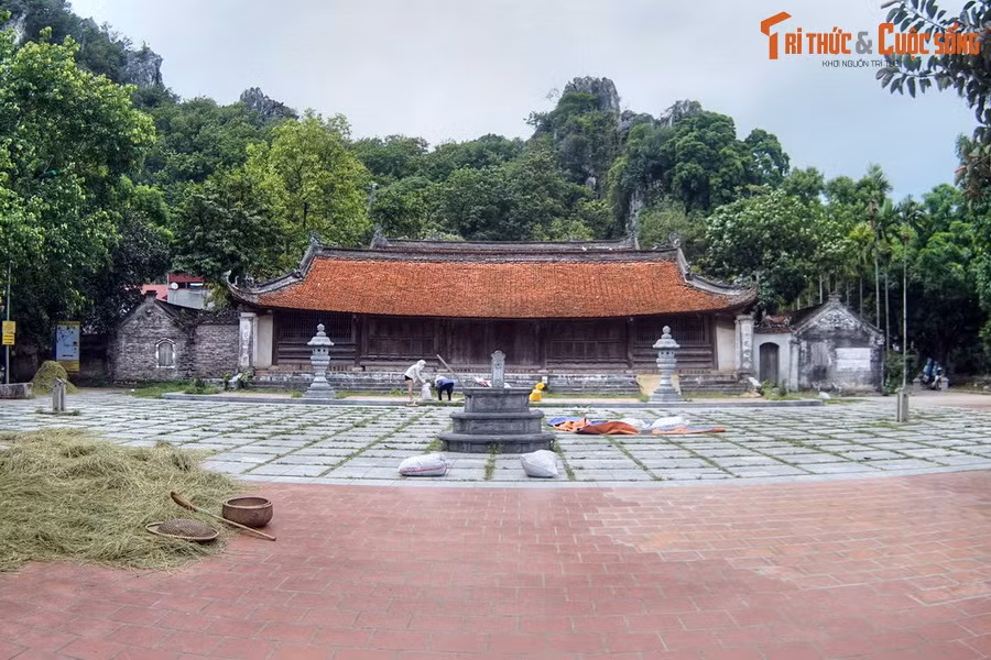 Phần chính của chùa Thầy nằm dưới chân núi Sài Sơn, được xây dựng theo lối kiến trúc “tiền Phật - hậu Thánh”, gồm ba tòa song song với nhau gọi là chùa Hạ, chùa Trung và chùa Thượng. Trong đó chùa Thượng nằm sau cùng, ở vị trí cao nhất, là nơi thờ Thánh.