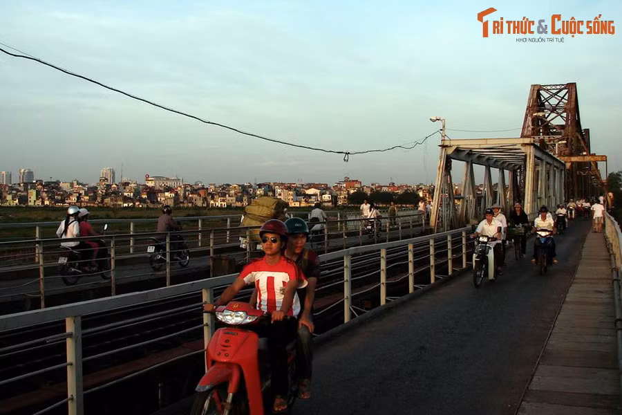 Những người lính Pháp cuối cùng đã bước trên cây cầu mà họ gọi là cầu Paul Doumer – theo tên vị Toàn quyền Đông Dương từ năm 1897 đến năm 1902 – vào khoảng 16h ngày 9/10/1954.