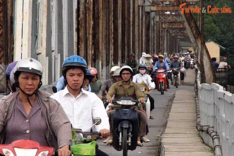 Ở chiều ngược lại của cây cầu lịch sử này, các chiến sĩ Quân đội Nhân dân Việt Nam hùng dũng tiến vào tiếp quản các vị trí trọng yếu của thủ đô Hà Nội.