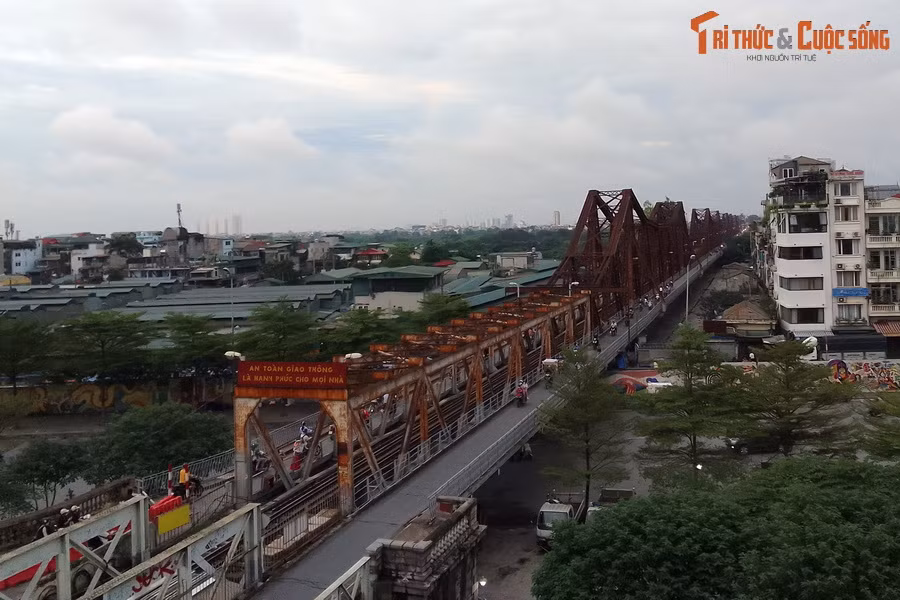 Trong sự kiện Giải phóng thủ đô, có một chi tiết không nhiều người biết tới. Đó là việc người Pháp chuyển giao quyền quản lý thủ đô Hà Nội cho lực lượng giải phóng đã diễn ra ở đầu cầu Long Biên phía nội thành Hà Nội.