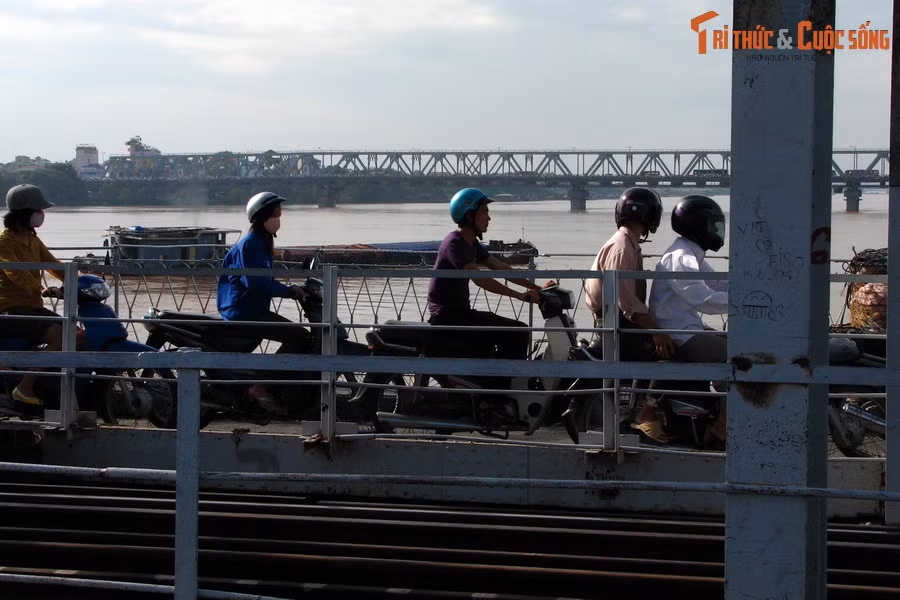 Dù không còn nguyên vẹn, cầu Long Biên vẫn giữ một vai trò quan trọng trong đời sống của người Hà Nội. Không chỉ là tuyến đường dành cho tàu hỏa, người đi bộ và phương tiện hai bánh, cầu còn là điểm tham quan thu hút đông đảo du khách gần xa khi ghé thăm thủ đô.