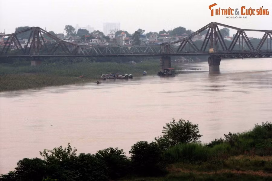 Về việc này, nhà sử học Dương Trung Quốc nhận định: "Năm 1954, cầu Long Biên là địa điểm ta và Pháp bắt tay nhau để chia tay, đánh dấu sự kết thúc, rút quân của Pháp ra khỏi Hà Nội”.