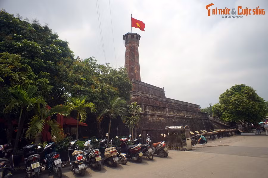 Sau 9 năm kể từ cuộc Cách mạng Tháng Tám năm 1945, lá cờ đỏ sao vàng của Nhà nước Việt Nam Dân chủ Cộng hòa lại chính thức được kéo lên tại Cột cờ Hà Nội.