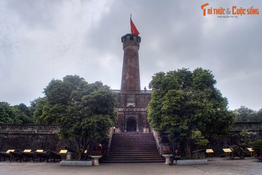 “...Ngày nay, do nhân dân ta đoàn kết nhất trí, quân đội ta chiến đấu anh dũng, hòa bình đã thắng lợi, Chính phủ lại trở về Thủ đô với đồng bào. Muôn dặm một nhà, lòng vui mừng khôn xiết kể!”.