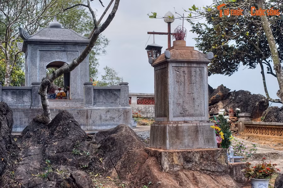 Sau tháp lăng là tháp chúa, có cấu trúc hình trụ vuông bốn mặt làm bằng đá nguyên khối, cao 1,45 mét.