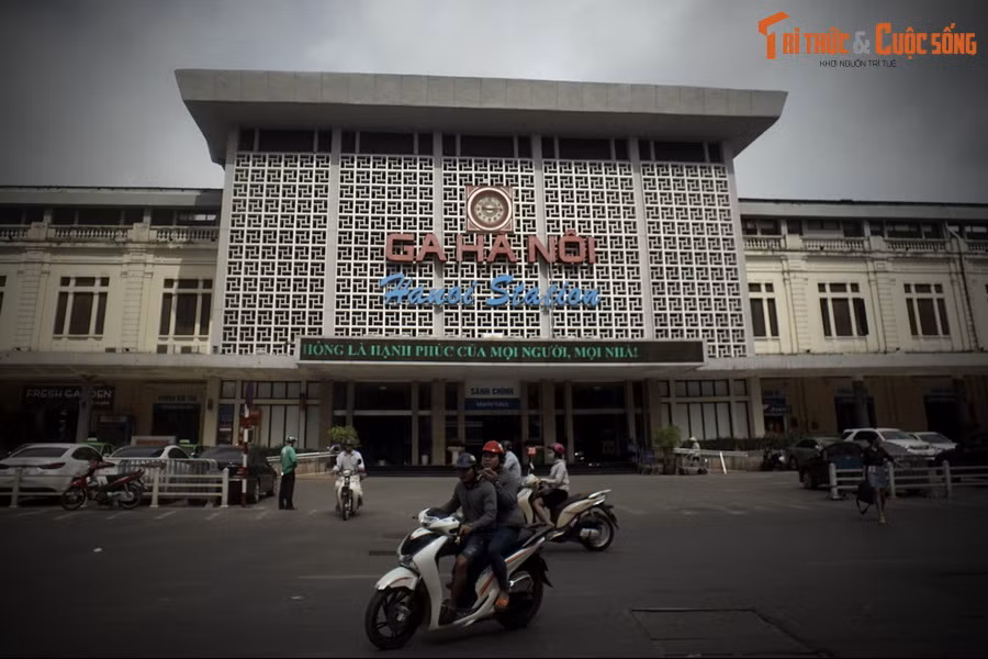 Và đây cũng là nơi những người con của thủ đô có thể đến để nghe lại tiếng vọng từ những câu chuyện lịch sử giàu ý nghĩa, dù đã xảy ra cách đây rất lâu nhưng vẫn còn tươi mới như tiếng bánh sắt nghiến vào đường ray hay tiếng còi tàu ngân vang giữa phố phường náo nhiệt...