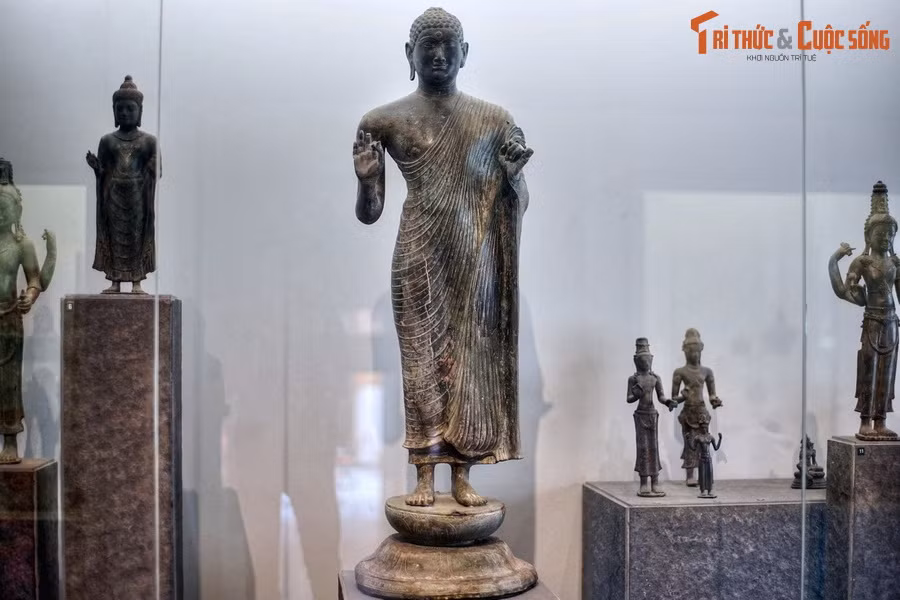 2. Có niên đại vào khoảng thế kỷ 8–9, Bảo vật quốc gia Tượng Phật Đồng Dương (hiện được lưu giữ tại BT Lịch sử TP HCM) là bức tượng Phật bằng đồng cổ nhất Đông Nam Á. Hiện vật được nhà khảo cổ học người Pháp Henri Parmentier phát hiện ra tại di chỉ Đồng Dương vào năm 1911.