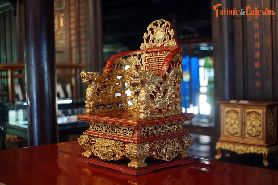 Trong ba ngai vàng đã đề cập, hai chiếc ở BT Cổ vật Cung đình Huế đều nhỏ hơn chiếc ở điện Thái Hòa, nhưng kỹ thuật sơn, thếp vẽ vàng, chạm nổi hay chạm lộng các hoa văn trang trí có phần tinh xảo hơn.