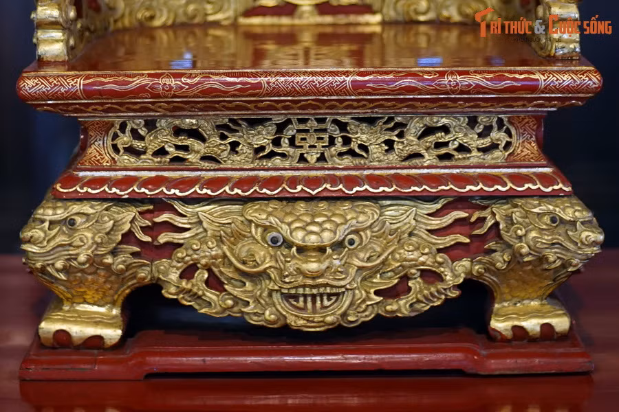 Từ việc hai chiếc ngai có kích thước và kiểu dáng giống nhau, giới nghiên cứu đặt ra câu hỏi, liệu chiếc ngai vàng thứ ba của Cố đô Huế có phải đã từng thuộc về một hoàng thái tử hay một hoàng đế trẻ tuổi của triều Nguyễn hay không?