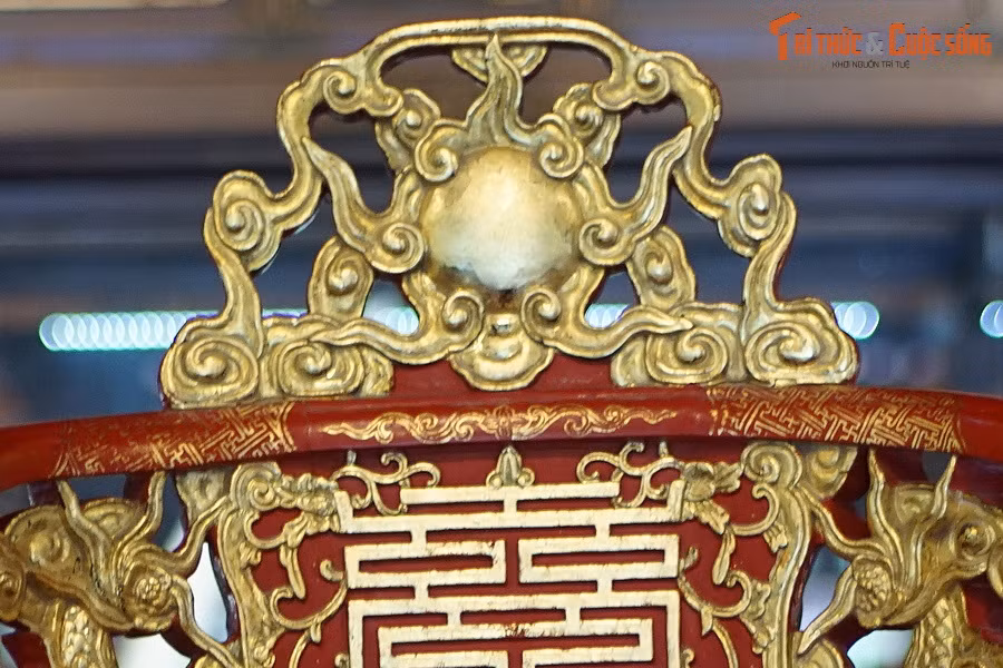 Cả hai chiếc ngai được tạo hình khá giống nhau, như trên lưng ngai là hình tượng mặt trời.